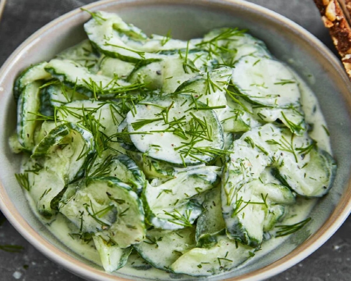 Gurkensalat mit Dill und saurer Sahne